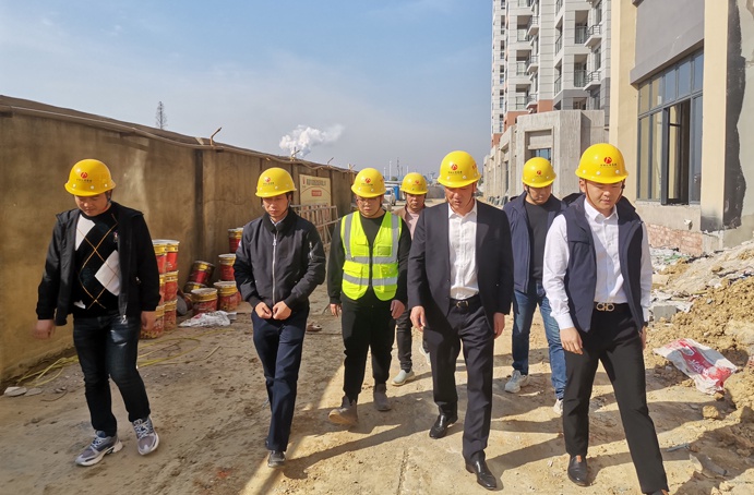 徐旭前往秦坊棚戶區(qū)改造及天祥安置房項目檢查督導691.jpg
