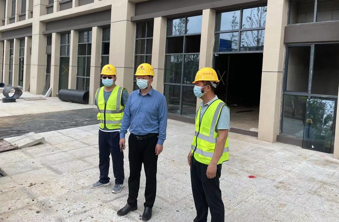 王海龍深入桃花南路安置房建設(shè)項目督導疫情防控和安全生產(chǎn)工作691.jpg