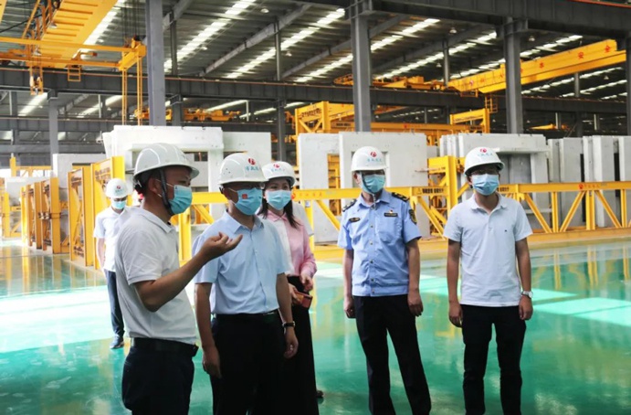 南昌縣委常委、組織部部長(zhǎng)鄔春華到市政遠(yuǎn)大公司進(jìn)行安全例行檢查