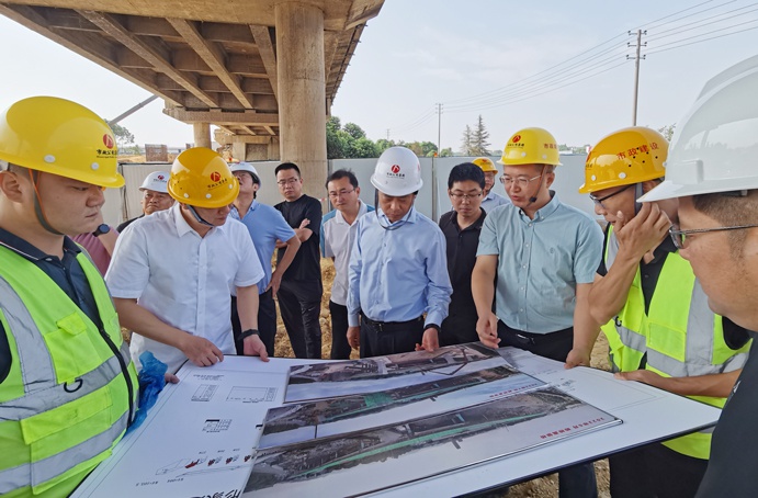 市政公用集團(tuán)黨委副書記總經(jīng)理萬義輝到S49楓生快速提升改造工程檢查慰問
