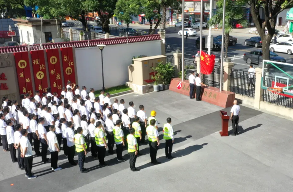 南昌市政建設(shè)集團黨員突擊隊授旗儀式 推進老城區(qū)燃氣設(shè)施更新改造