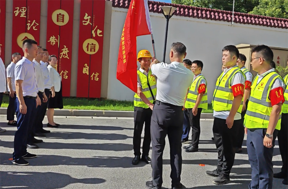 南昌市政建設(shè)集團黨員突擊隊授旗儀式 推進老城區(qū)燃氣設(shè)施更新改造