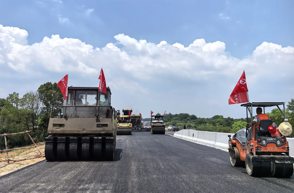 南昌云翔大道項(xiàng)目啟動(dòng)首段底層瀝青攤鋪 投入21臺(tái)機(jī)械攻堅(jiān)關(guān)鍵節(jié)點(diǎn)