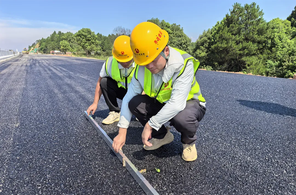 南昌云翔大道項(xiàng)目啟動(dòng)首段底層瀝青攤鋪 投入21臺(tái)機(jī)械攻堅(jiān)關(guān)鍵節(jié)點(diǎn)