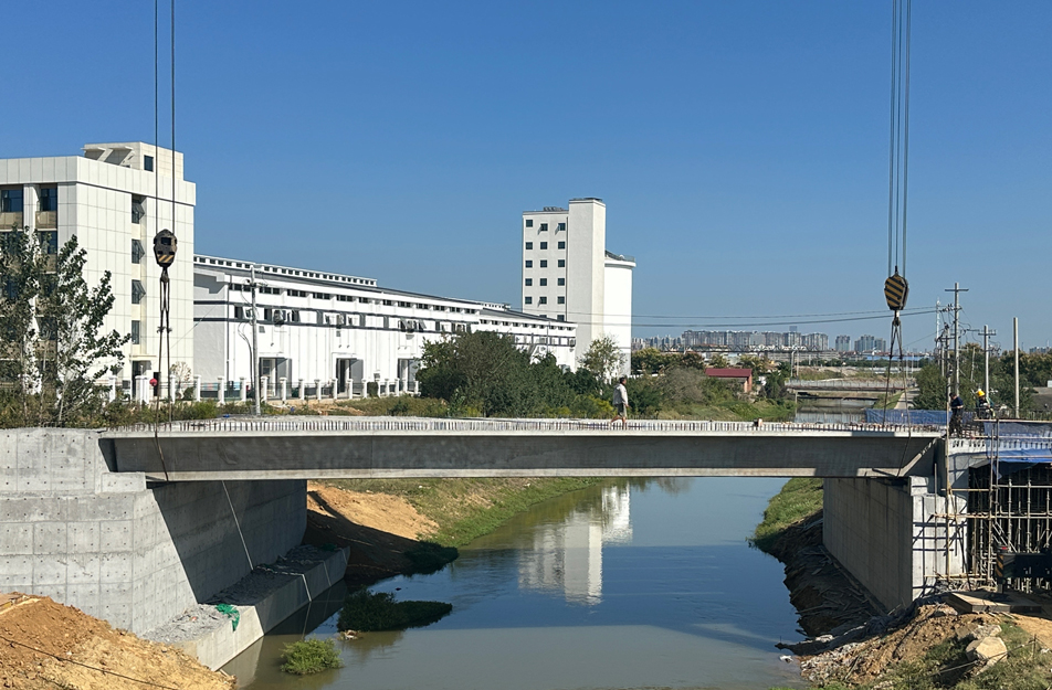 深南互通立交項目完成跨渠橋關(guān)鍵梁體吊裝 6片大型箱梁精準(zhǔn)安裝